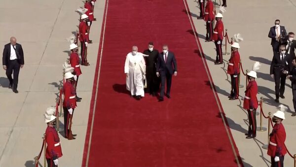 Irak Başbakan Mustafa Kazimi, tarihte Irak'ı ziyaret eden ilk Papa olan Francis'i Bağdat Havaalanı'nda kırmızı halı sererek karşıladı. - Sputnik Türkiye