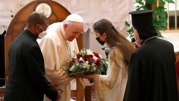 Tarihi Irak ziyaretindeki Papa Francis, Bağdat'ın Karrada semtinde 2010'da IŞİD'in öncülünün saldırısına uğrayan ve onlarca kişiye mezar olan Kurtarıcı Annemiz Kilisesi'nde karşılanırken - Sputnik Türkiye