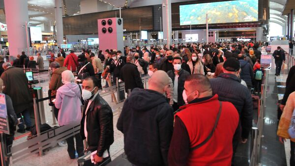 İstanbul Havalimanı son dönemlerin en yoğun günlerinden birini yaşadı. Pasaport bankolarının önünde oluşan uzun kuyruklar kameraya yansıdı. - Sputnik Türkiye