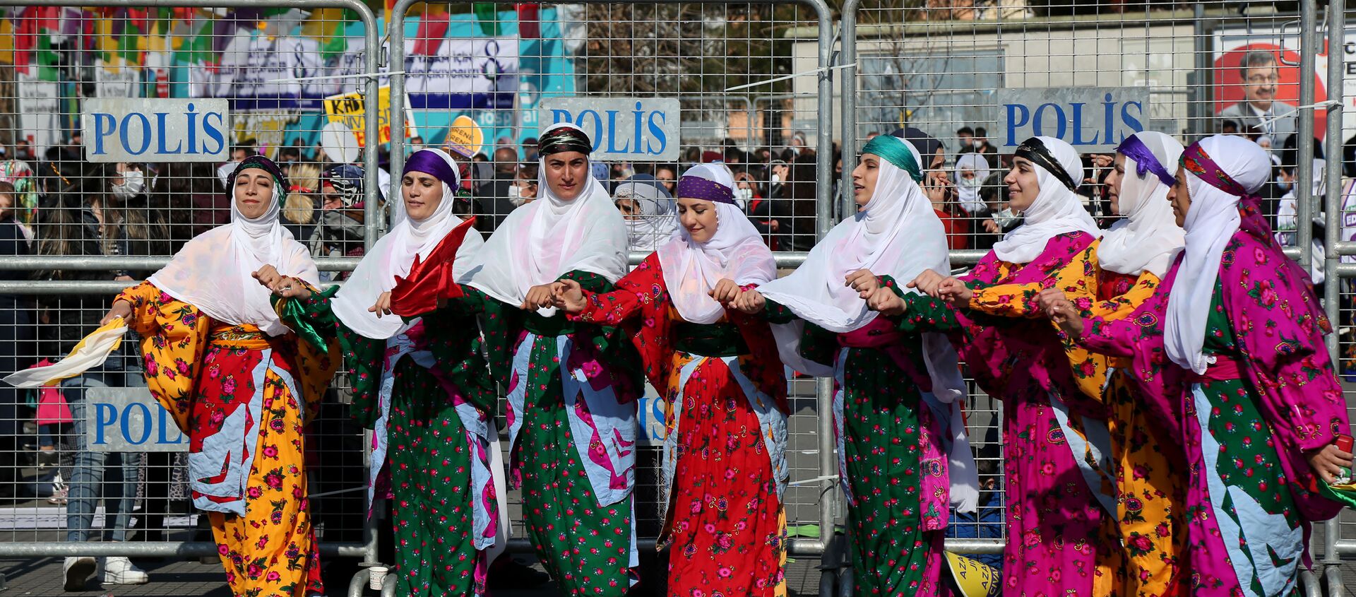 DBP Eş Genel Başkanı Saliha Aydeniz, “Ne yaparlarsa yapsınlar, ne kadar zulüm etseler de ne kadar ötekileştirseler de yok saysalar da bugün kadınlar alanlarda özgürlüğü, tecride karşı direnişi, bağımsızlığı, barışı, demokrasiyi haykırıyorlar. Bütün dünyada kadınlar direniyor, Kürdistan’da, Ortadoğu’da, Türkiye’de kadınlar direniyor açıklamasını yaptı. - Sputnik Türkiye, 1920, 08.03.2021