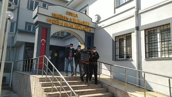 Bursa'nın Yıldırım ilçesinde, bir kadının sokakta darp edilmesine ilişkin gözaltına alınan 2 kişi serbest bırakıldı. - Sputnik Türkiye