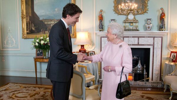 Kanada Başbakanı Justin Trudeau, Buckingham Sarayı'nda Kraliçe 2. Elizabeth tarafından kabul edilirken - Sputnik Türkiye