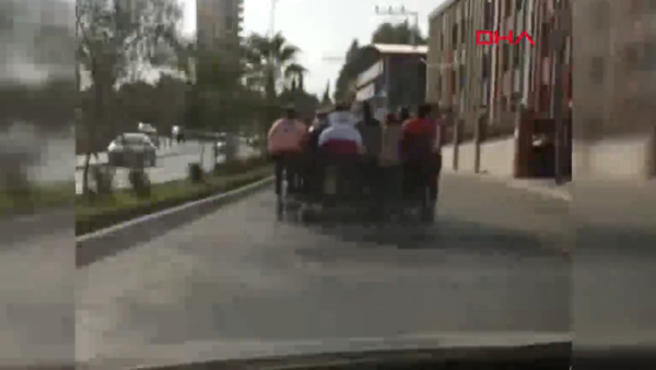 Adana'da patenli 11 çocuk trafiğe aldırmadan bir otomobil arkasında seyahat etti - Sputnik Türkiye