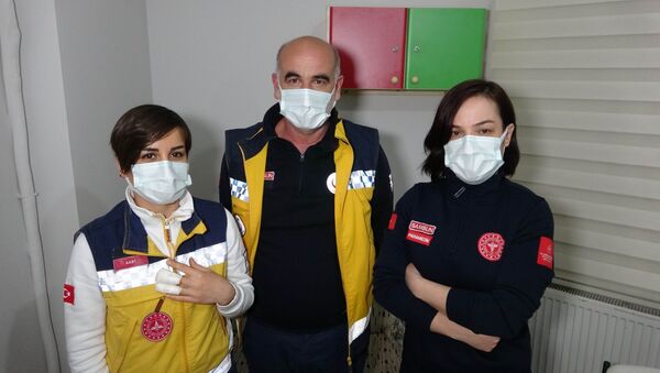 Samsun'da bir kişi ihbarla evine gelen sağlık çalışanına saldırdı - Sputnik Türkiye