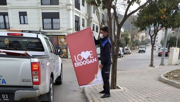 AK Parti'den İzmir'in Selçuk ilçesinde Love Erdoğan pankartlarının kaldırılmasına tepki - Sputnik Türkiye