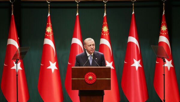 Türkiye Cumhurbaşkanı Recep Tayyip Erdoğan, Bakanlar Kurulu Toplantısı sonrasında Cumhurbaşkanlığı Külliyesi'nde basın toplantısı düzenledi. - Sputnik Türkiye