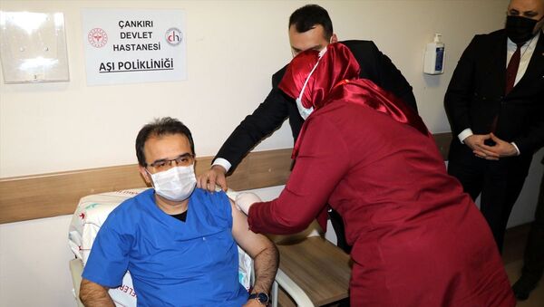 Çankırı Valisi Abdullah Ayaz, Çankırı Devlet Hastanesinde yeni tip koronavirüs (Kovid-19) aşısının ikinci dozunu yaptırdı. Ayaz, burada gazetecilere açıklamalarda bulundu. - Sputnik Türkiye