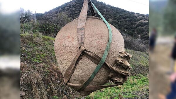 Antik dönemde saklama kabı olarak kullanılan 1.5 metre yüksekliğinde topraktan yapılmış küp 'Pithos'  - Sputnik Türkiye
