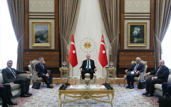 Cumhurbaşkanı Recep Tayyip Erdoğan, Cumhurbaşkanlığı Külliyesi'nde Ford Otosan Yönetim Kurulu Başkanı Ali Koç ve Ford Avrupa Başkanı Stuart Rowley'i kabul etti. - Sputnik Türkiye