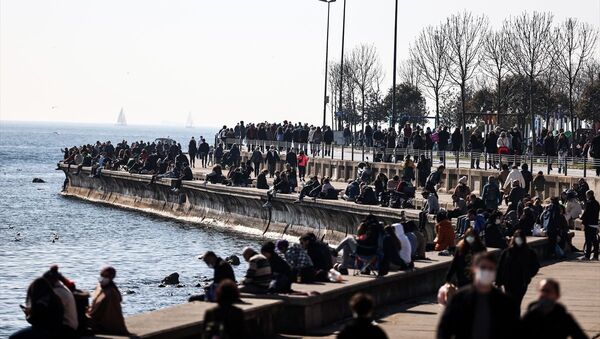İstanbul'da normalleşmenin ikinci haftasında sahil kenarlarında kalabalık gözlendi - Sputnik Türkiye