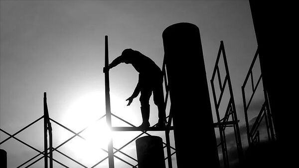 Binada su yalıtımı var mı? Eğer varsa binanın hangi bölümlerinde var, temelde su yalıtımı bulunuyor mu?Bu sorunun cevabını inşaatı yapan firma veya müteahhitten öğrenebilirsiniz. Özellikle temelde su yalıtımı olup olmadığını muhakkak sorgulayın. Çünkü temel su yalıtımı, yapının çelik yeleğidir. “Bu bölgede su yok” gibi söylemlere karşı çıkın çünkü yağmur suları veya deprem gibi yer hareketleri neticesinde ortaya çıkan sular da yapıda korozyona neden olur. Korozyon ise yapının sağlamlığını azaltıp ömrünü kısaltır.Diğer taraftan bina yapım aşamasında yüzde 1 oranında yapım maliyetine etki eden su yalıtımı sonradan yapıldığında bu maliyet üç katına kadar çıkabilir. Üstelik sonradan su yalıtımı yapılmaya karar verilse de hayati önem taşıyan temel su yalıtımı yapılamaz, yalnızca duvar, zemin ve çatı yalıtımı uygulanabilir. Ayrıca 3 Temmuz 2017 tarihinde yürürlüğe giren Tip İmar Yönetmeliği 51. maddesine göre toprağa dayalı tüm bodrum katlarda, dış etkilere karşı, ısı ve su yalıtımı yapılması zorunludur.Firma veya müteahhide sormadan su yalıtımı olup olmadığını anlamak mümkün mü? Bunu kesin olarak anlamanız mümkün değil ancak bodrum katına veya otoparka indiğinizde rutubet kokusu alıyorsanız, su akıntısı veya taşıyıcı kısımlardaki demirlerde paslanmalar görüyorsanız, bina dış duvar iç yüzeyinde bakteri, küf, mantar gibi lekeler varsa binanızda su yalıtımı olmayabilir ya da uygulama doğru yapılmamıştır. Bu durumda muhakkak bir uzmana danışın. - Sputnik Türkiye