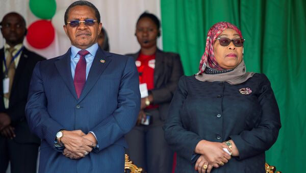 Tanzanya'da eski Devlet Başkanı John Magufuli'nin hayatını kaybetmesinin ardından görevi devralması beklenen Devlet Başkanı Yardımcısı Samia Suluhu Hassan, ülke tarihinde başkanlık koltuğuna oturan ilk kadın olacak. - Sputnik Türkiye