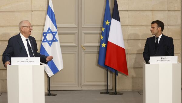 Fransa Cumhurbaşkanı Emmanuel Macron, Elysee Sarayı'nda İsrailli mevkidaşı Reuven Rivlin ile düzenlediği basın toplantısında - Sputnik Türkiye