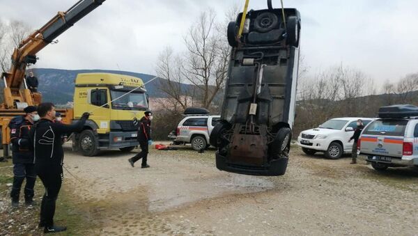 Gölete uçan otomobildeki karı-koca hayatını kaybetti - Sputnik Türkiye