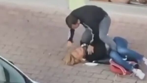 Antalya’nın Kumluca ilçesinde trans bireyi sokak ortasında yere yatırarak darp eden erkek şüpheli tutuklandı. - Sputnik Türkiye