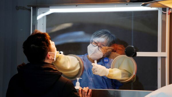Güney Kore başkenti Seul'deki bir merkezde koronavirüs testi yapılırken - Sputnik Türkiye