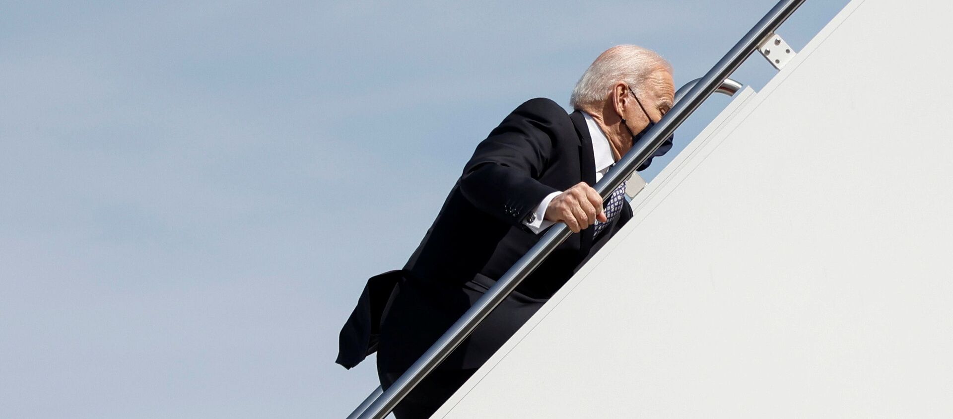 ABD Joe Biden uçağa binerken merdivenlerde düştü. - Sputnik Türkiye, 1920, 19.03.2021