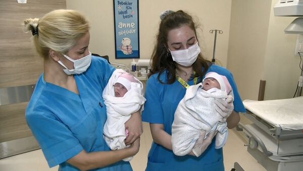 Koronavirüsle doğan ikizler, 2 ay sonra sağlıklarına kavuştu - Sputnik Türkiye