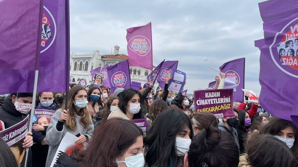 İstanbul Kadıköy'de kadınlar İstanbul Sözleşmesi kararına karşı sokakta - Sputnik Türkiye