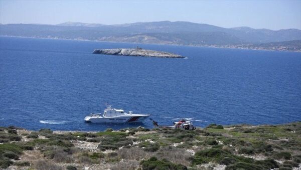 İzmir'in Çeşme ilçesi açıklarında Yunanistan unsurlarınca denize atılan ve 3 gündür aranan sığınmacı, Sahil Güvenlik ekiplerince Boğaz Adası'nda bulundu. - Sputnik Türkiye
