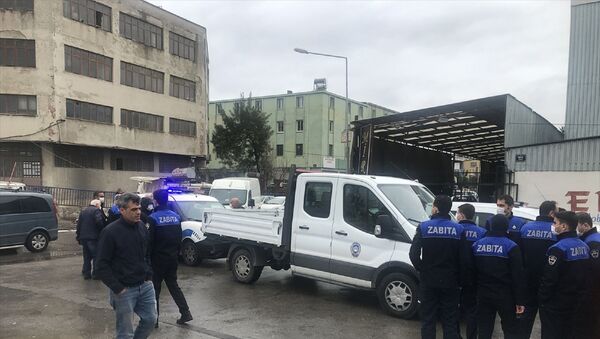 İzmir'in Karabağlar ilçesinde, denetim yapan 3 zabıta görevlisi, bir grubun saldırısında yaralandı. - Sputnik Türkiye