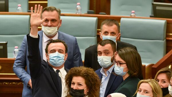 Kosova meclisinde yeniden başbakan seçilen Albin Kurti yemin ettikten sonra el sallarken - Sputnik Türkiye