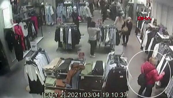 Mağazalardan çaldığı kıyafetleri internette satan kadın - Sputnik Türkiye