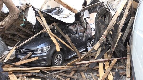 Muş'ta şiddetli fırtına nedeniyle 50 evin çatısı uçtu - Sputnik Türkiye