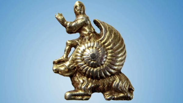 İngiltere'nin başkenti Londra’daki British Museum uzmanları, bir salyangoz kabuğundan çıkarak dua eden şövalyenin tasvir edildiği 13-14. yüzyıllara ait heykelciğin, modern bir memin Ortaçağ analoğu olabileceğini belirledi. - Sputnik Türkiye