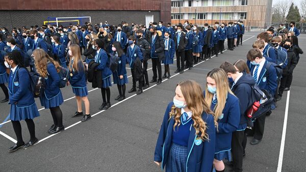 Britanya'da 8 Mart 2021'de bazı koronavirüs önlemlerinin gevşetilmesiyle okullar yeniden açıldı. (İngiltere, Güney Londra, Harris Academy Sutton) - Sputnik Türkiye