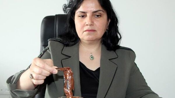 Nevşehir’de bir vatandaş tarafından marketten alınan ünlü bir markaya ait çikolata kavanozunun içerisinden başka bir firmaya ait paket içerisinde çikolata çıkması şaşırttı. - Sputnik Türkiye
