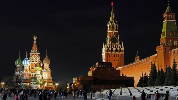 Dünya'da iklim değişikliğine karşı yer yıl düzenlenen ışıkları kapatma organizasyonuna dahil olan Rusya'nın başkenti Moskova'da Kremlin, Federasyon Konseyi ve Rusya hükümeti binaları ile bazı diğer binaların dış cephe ışıkları bir saatliğine kapatıldı. - Sputnik Türkiye