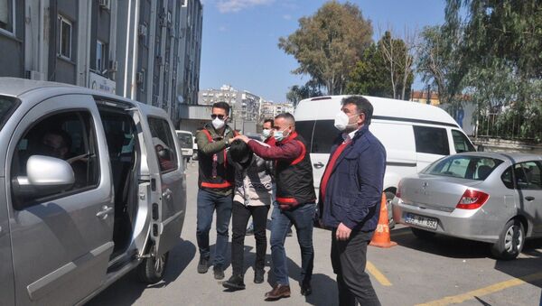 İzmir'in Konak ilçesinde 5 aylık hamile olan dini nikahlı eşini bıçaklayarak öldüren zanlı, emniyetteki işlemlerinin ardından sevk edildiği mahkeme tarafından tutuklandı. - Sputnik Türkiye