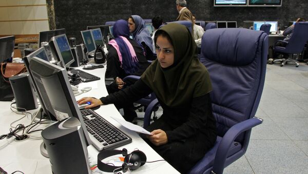 Iranian staff members of Press TV news channel work at the newsroom in Tehran, 20 June 2007 - Sputnik Türkiye