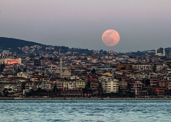 İstanbul'da dolunay, Üsküdar ile güzel görüntüler oluşturdu. - Sputnik Türkiye