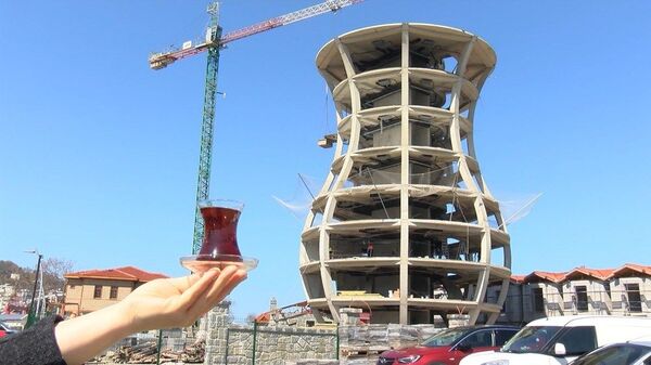 Rize Ticaret Borsası Başkanı Mehmet Erdoğan, Çay Çarşısı projesinde daha şimdiden çay bardağı şeklindeki binanın dikkat çektiğini söyleyerek, Tamamlandığında dünyanın en büyük çay bardağı olacak. Yaklaşık 30 metre yüksekliğindeki yapı için Guinness Rekorlar Kitabı´na başvurumuzu yapacağız. Her şehir, her ülke ürünleri ile beraber belli sembollerle ortaya çıkar. Biz bundan esinlendik. Öz değerimiz Türk çay kültürünün sembolü olan ince belli bardağımızı burada işlevsel bir duruma getirdik dedi. - Sputnik Türkiye