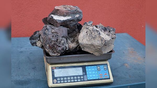 Meteorit diye 5 yıl saklayıp, gramını 3 dolara satmadı: Lav taşı çıktı - Sputnik Türkiye