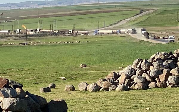  ABD güçlerinin, Haseke kırsalında yer alan Rumeylan’daki bir kuyudan petrol çaldığı anlar  - Sputnik Türkiye