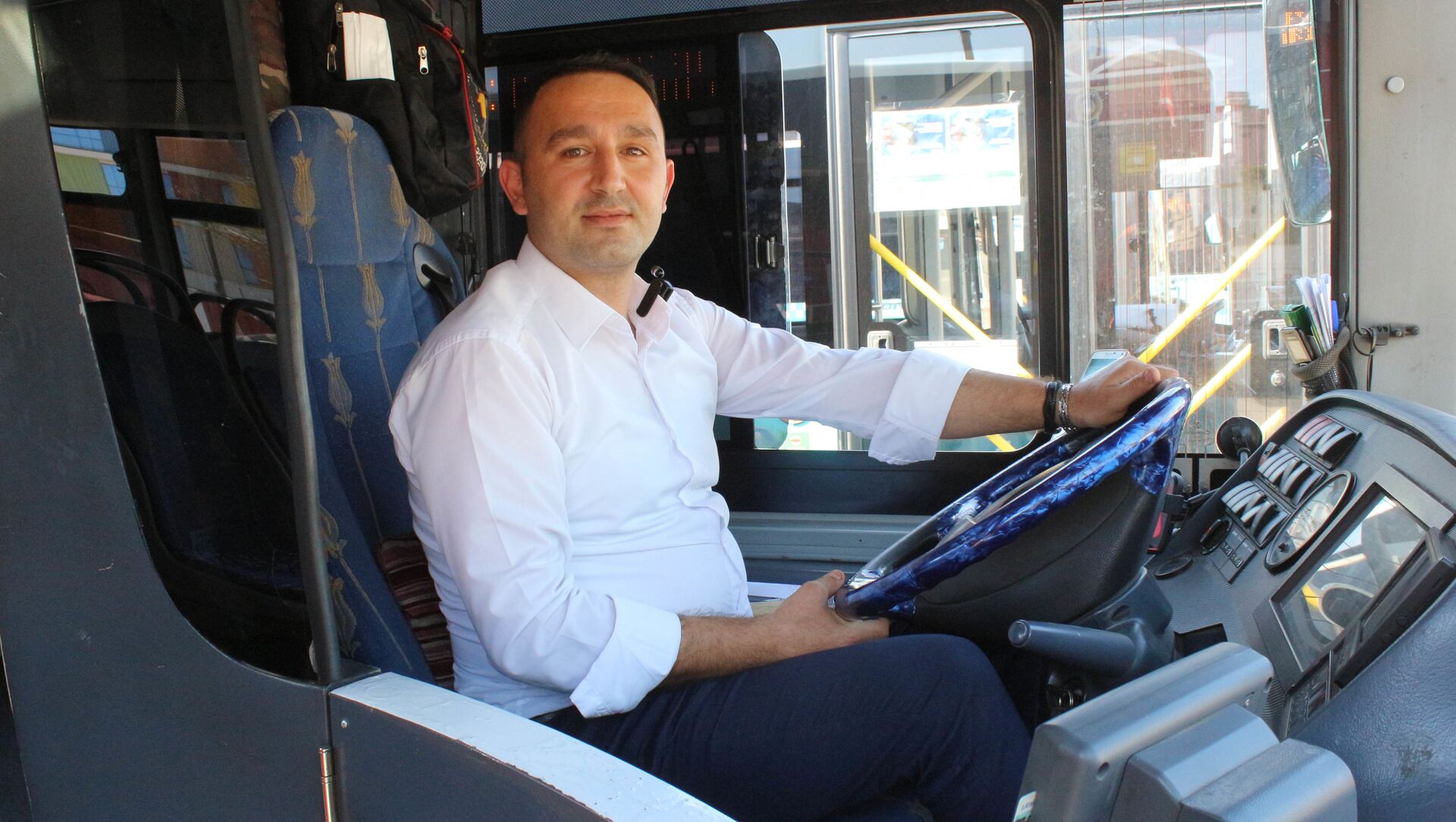 Darp edilen kadını kurtaran otobüs şoförü Barış Aytar, Antalya Darp edilen kadını kurtaran otobüs şoförü Barış Aytar, Antalya - Sputnik Türkiye, 1920, 01.04.2021