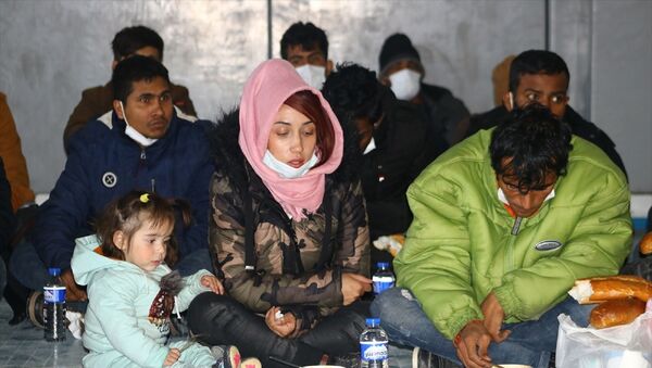 Van'ın Erciş ilçesinde jandarma ekiplerince yakalanan göçmenler - Sputnik Türkiye