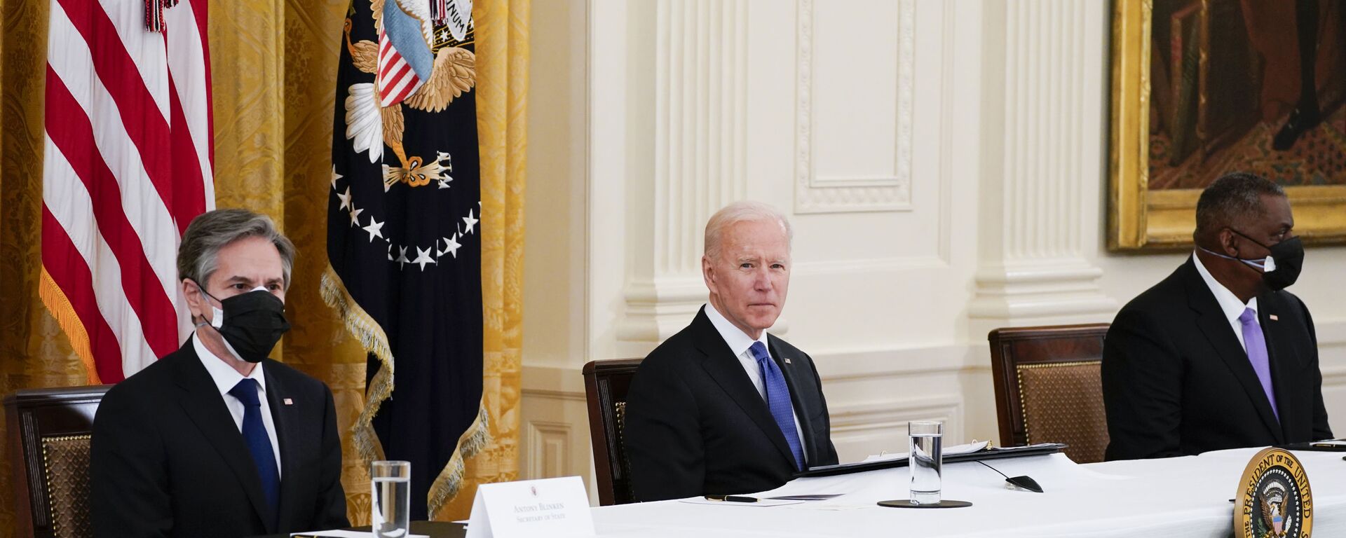 ABD Başkanı Joe Biden, ilk kabine toplantısını Beyaz Saray'da yeni tip koronavirüs (Kovid-19) önlemleri altında gerçekleştirdi. - Sputnik Türkiye, 1920, 15.06.2021