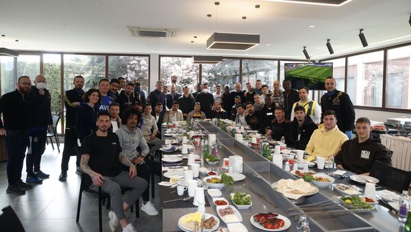 Fenerbahçe Kulübü Başkanı Ali Koç, futbolcularla yemekte bir araya geldi - Sputnik Türkiye