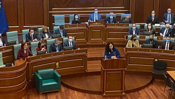 Kosova’nın yeni Cumhurbaşkanı seçilen Vjosa Osmani, Mecliste yaptığı konuşmada, “Bugün Kosova bir kadın cumhurbaşkanı seçti dedi. - Sputnik Türkiye