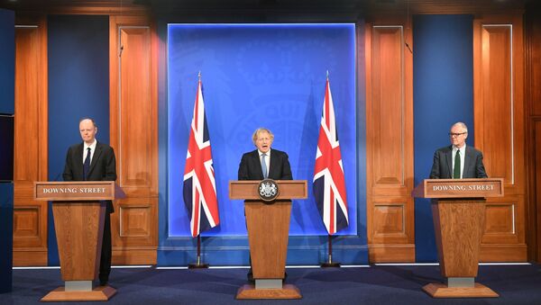 İngiltere Başbakanı Boris Johnson, kabine toplantısı sonrası Başbakanlık Ofisi 10 Numara’da baş tıp görevlisi Prof. Chris Whitty ve hükümetin bilim danışmanı Patrick Vallance ile basın toplantısı düzenledi. - Sputnik Türkiye