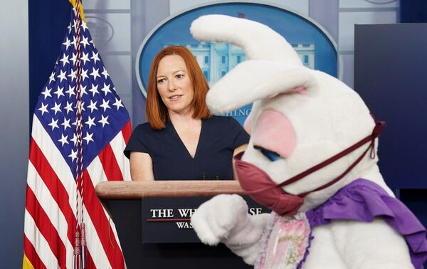 Beyaz Saray Sözcüsü Psaki açıklamalarda bulunurken brifing odasına bir paskalya tavşanı girerek gazetecilere hediye dağıttı. - Sputnik Türkiye