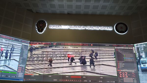 Bursa polisi, maske takmayanları MOBESE'yle tespit ediyor. - Sputnik Türkiye