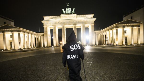 Almanya'da yaşayan Brezilyalı multimedya sanatçısı Rafael Puetter, Brezilya'daki Kovid-19 pandemisi politikalarını protesto için her gece Azrail kılığında Brandenburg Kapısı'na yürürken - Sputnik Türkiye