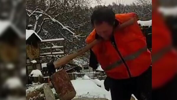 Kolları olmayan adam balta ile nasıl odun kestiğini gösterdi - Sputnik Türkiye