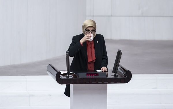 AK Parti Milletvekili Belgin Uygur kürsüde fenalaştı - Sputnik Türkiye