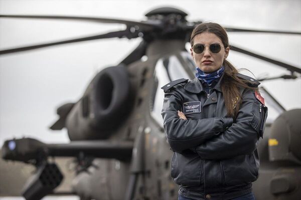 Türkiye'nin ilk kadın taarruz helikopter pilotu: Özge Karabulut - Sputnik Türkiye